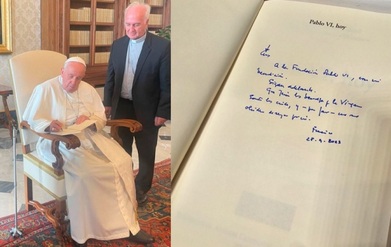 El Papa Francisco firma un ejemplar del libro “Pablo VI, hoy” a la Fundación Pablo VI