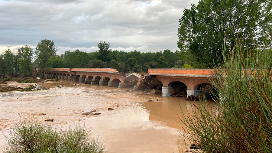 Imagen de uno de los puentes destruidos por la DANA del día 3 de septiembre en Aldea del Fresno (Madrid)