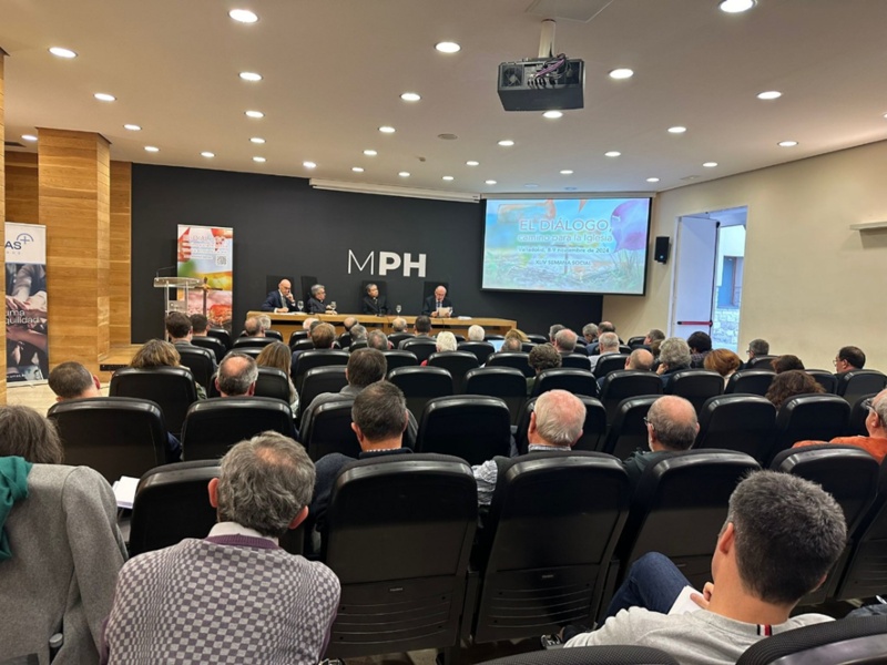 El presidente de Semanas Sociales, Jesús Avezuela; el Arzobispo de Valladolid y Presidente de la Conferencia Episcopal Española, Mons. Luis Argüello; el Nuncio Apostólico de la Santa Sede en España, Mons. Bernardito Aúza; y el profesor italiano Massimo Borghesi.