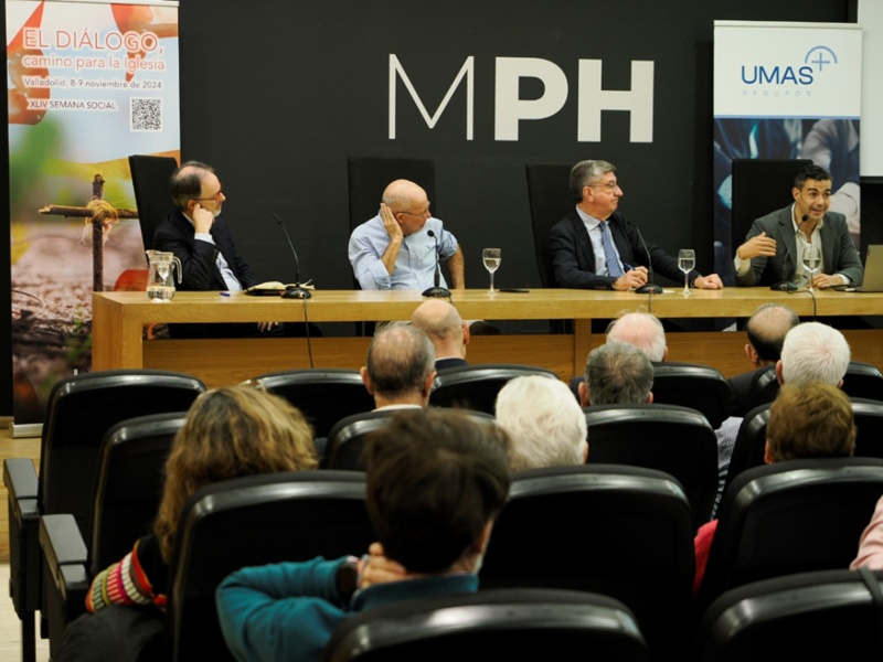 El sociólogo Fernando Vidal, el diputado Francisco Igea, el periodista Antonio San José, y el director de Vida Nueva, José Beltrán