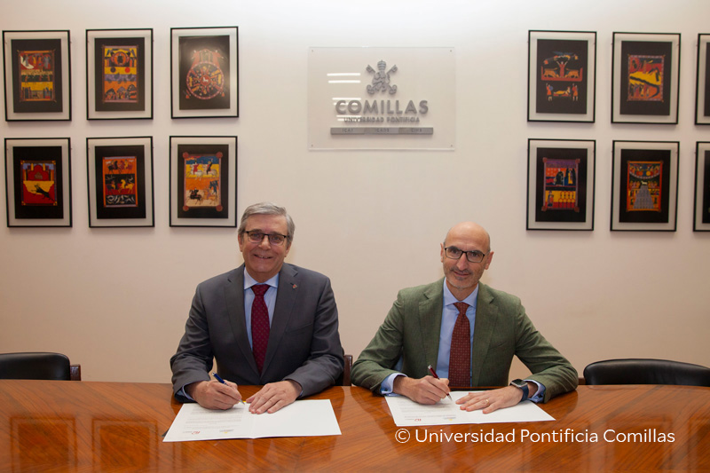 El rector de la Universidad Pontificia Comillas, Antonio Allende, SJ; y el director general de la Fundación Pablo VI, Jesús Avezuela, en la firma del convenio en la sede de la Universidad Pontificia Comillas