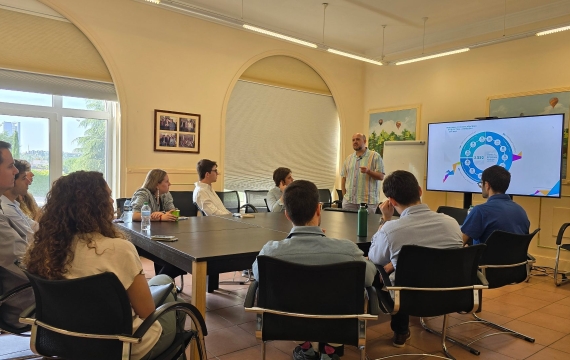 Visita a la Fundación A La Par en la quinta jornada del programa de liderazgo