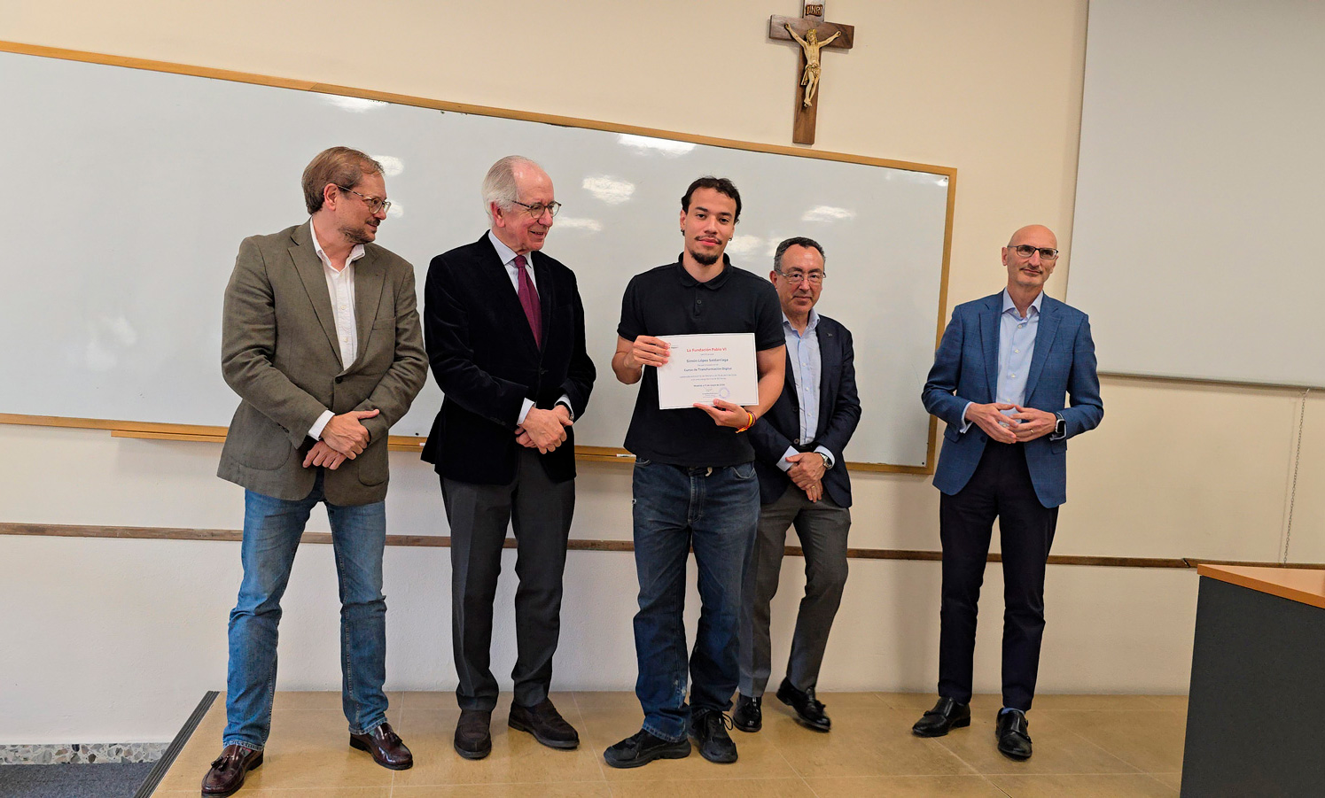 Uno de los alumnos recibe su diploma