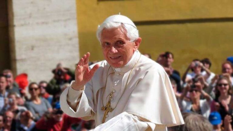 Benedicto XVI saluda