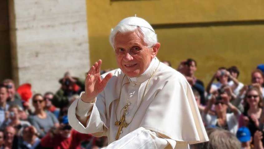 Benedicto XVI saluda
