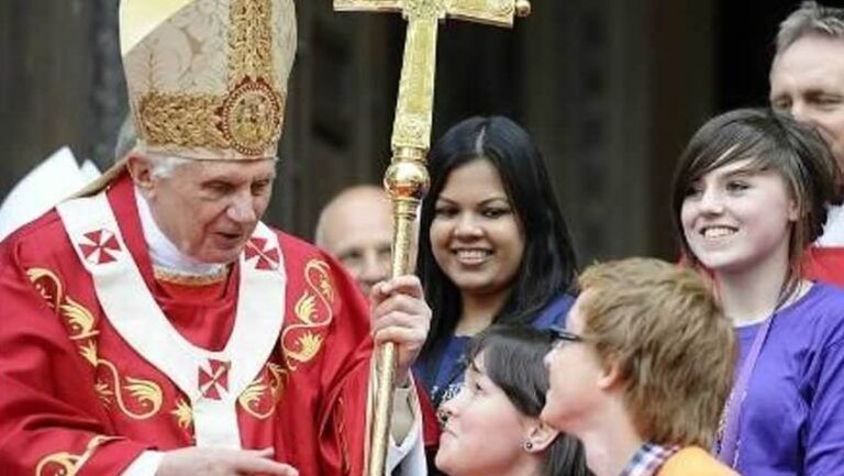 Benedicto XVI con unos jóvenes