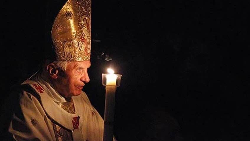 Benedicto XVI con una vela