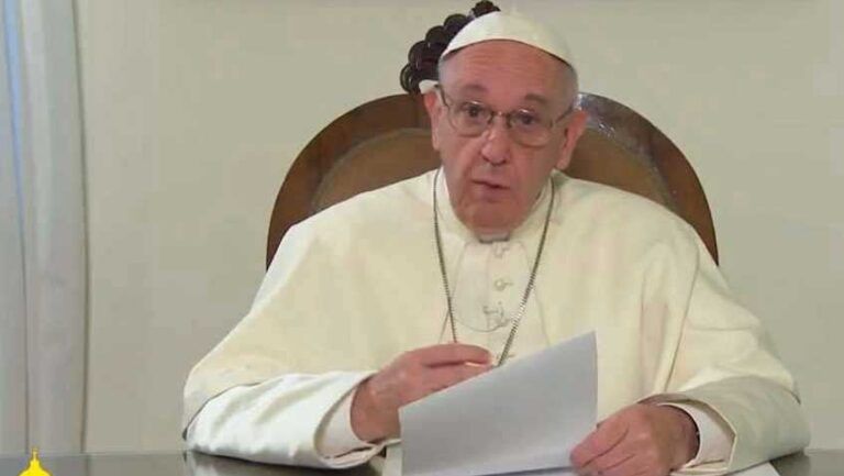 Papa Francisco sentado en su escritorio
