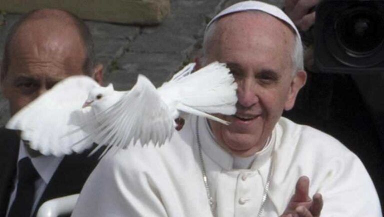 Papa Francisco con una paloma