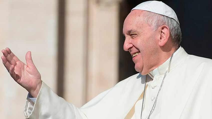 Papa Francisco saludando