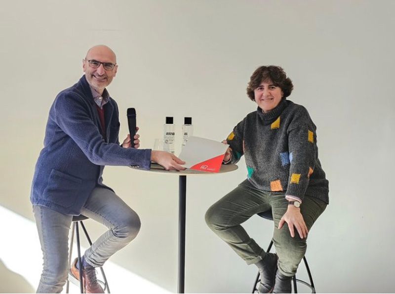 Jesús Avezuela, director general de la Fundación Pablo VI hace entrega de un donativo a Tiscar Espigares, responsable de la Comunidad de San Egidio en Madrid