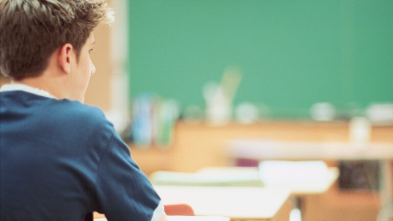 Lee más sobre el artículo La educación no está para hacer terapia, sino para “acompañar a los adolescentes en el discernimiento sobre el bien y el mal”