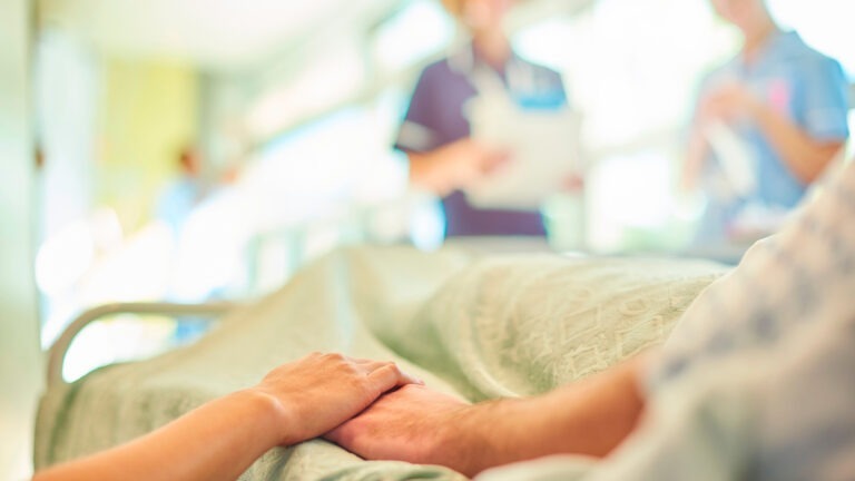 Lee más sobre el artículo El 80 % de las sedaciones a personas mayores con cuadros complejos en las urgencias de los hospitales se hace sin justificación