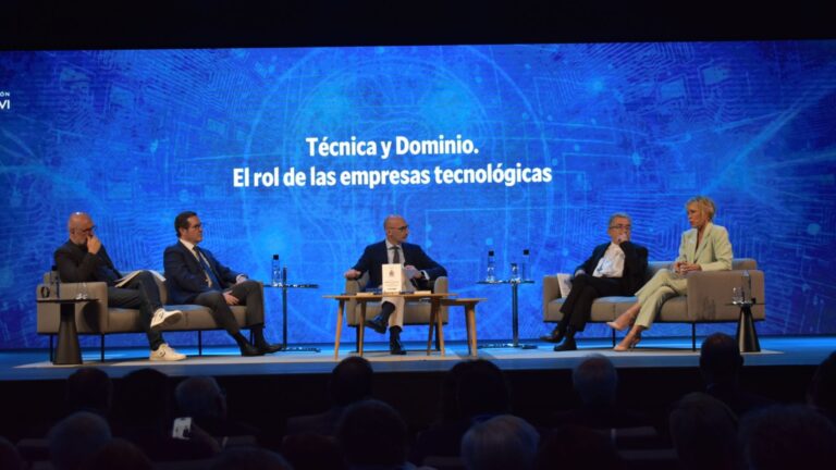 Lee más sobre el artículo Iglesia, sindicatos, empresarios y tecnología se unen para “desarmar la IA”: “estamos yendo a un tecnocolonialismo que nos vende esto como inevitable”