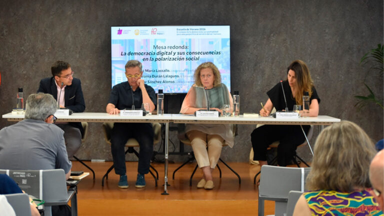 Lee más sobre el artículo Escuela de verano: “La democracia digital y sus consecuencias en la polarización social”